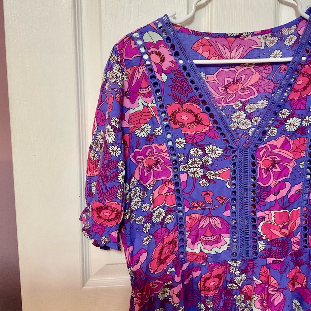 Boutique Dress Extra Large Floral V-Neck Short Sleeve Dress in Purple and Pink - Picture 3 of 5